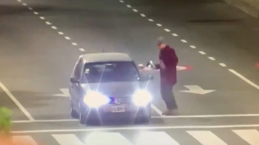 El momento en que un policía le dispara a un limpiavidrios en la 9 de Julio