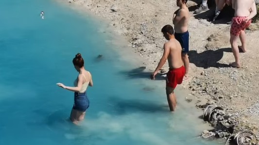 "Como un baño de lejía": advierten a turistas sobre una exótica laguna con agua color turquesa