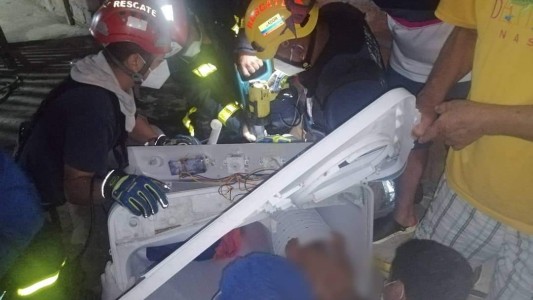 Una nena de 3 años se metió en un lavarropas y tuvieron que sacarla siete bomberos