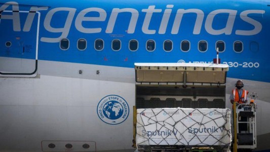 Producción de Sputnik V en Argentina: partió el avión que traerá el principio activo