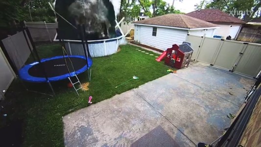 Video: perdió el control de su camioneta y se metió en la pileta de una casa