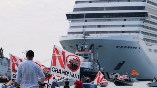 Protestan tras la salida del primer crucero de Venecia