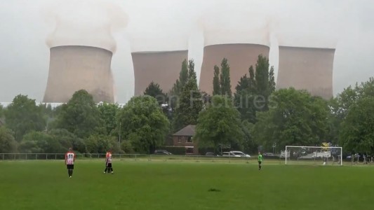 Así demuelen una central eléctrica en pleno partido de fútbol