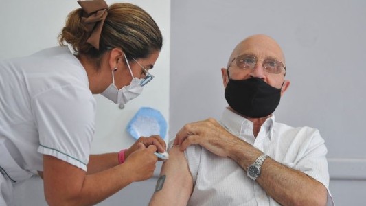 El gobierno de la Provincia ahora relativiza plazos para completar dosis