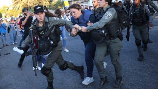 Policía israelí le fractura el brazo y detiene a una periodista de Al Jazeera