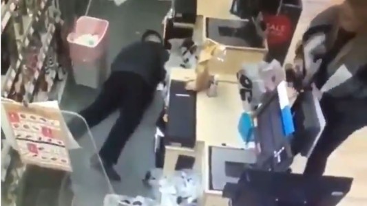 Empleado con resaca finge un desmayo para tener el día libre