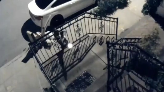 Así dispara un delincuente contra una casa y mata a un nene de 10 años