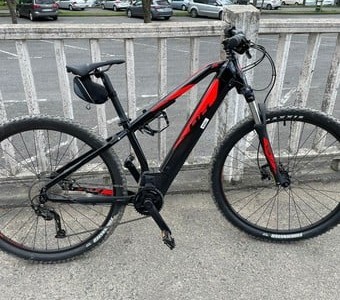 Cosas que solo suceden en Japón: dejó la bici pinchada en el parque y en vez de robársela se la arreglaron