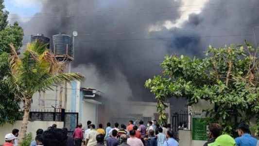 Se incendió una fábrica de desinfectantes en India: Murieron 18 personas