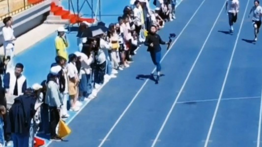 Un camarógrafo gana la carrera de atletismo que estaba grabando