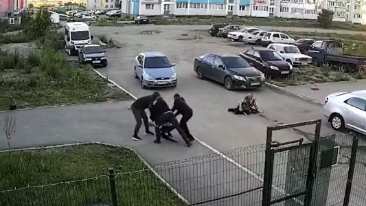 Tres jóvenes salvan a un hombre mayor de una tremenda golpiza