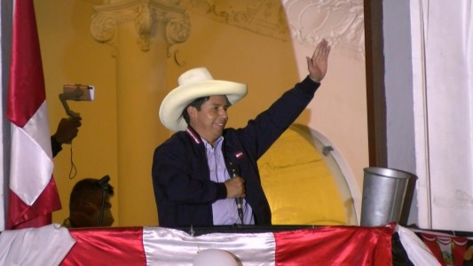 Castillo aventaja a Fujimori en escrutinio del balotaje y pide calma a sus seguidores