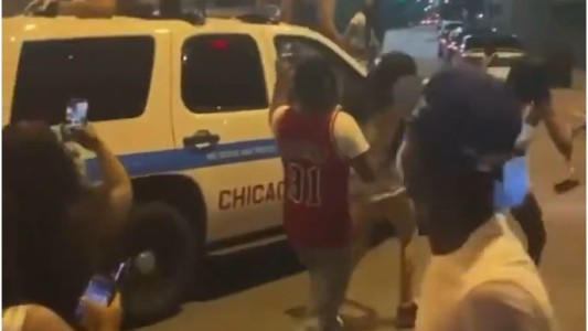 Escándalo por tres mujeres que "perrean" y bailan sobre un patrullero