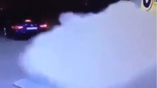 Conductor distraído provoca una explosión en una estación de servicio