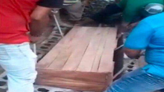 Video: enterraron a un hombre que murió de coronavirus en el patio de su casa porque no tenía plata para el cementerio