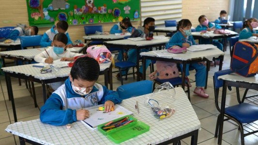 Los estudiantes mexicanos vuelven a las aulas después de 15 meses