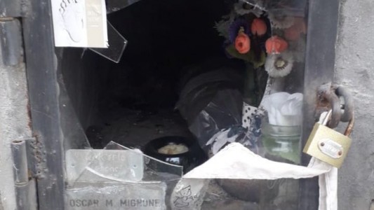 Su bebé falleció, fueron hasta la tumba a visitarlo por su cumpleaños y les habían robado la urna con las cenizas: "Era lo único que nos quedaba"