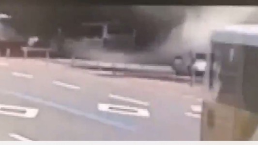 El momento en que un edificio se derrumba sobre un colectivo y causa 9 muertes