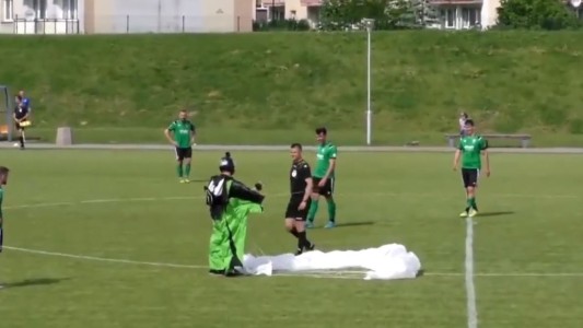 Paracaidista aterriza en pleno partido y el árbitro le saca tarjeta amarilla