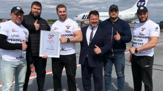 Un "Strongman" ruso arrastró un avión de 40 toneladas y batió el récord en su Nación