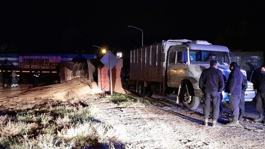 Volcó acoplado cargado con trigo tras ser embestido por un tren en Bahía Blanca