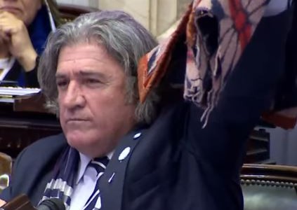 "Zonas frías": Un diputado de Mendoza revoleó una frazada para celebrar la media sanción del proyecto