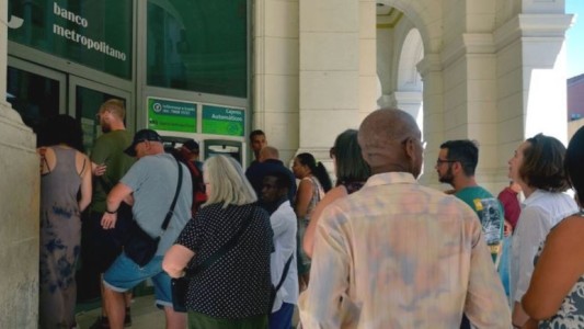 Cuba suspende los depósitos de dólares en efectivo en la isla