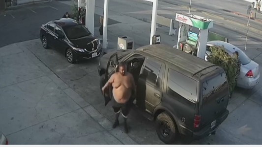 Inexplicable ataque a una mujer en una estación de servicio