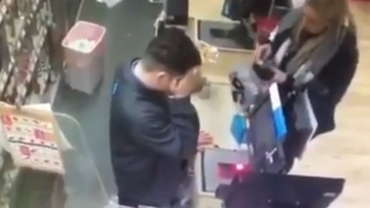 Tenía resaca, fingió un desmayo para zafar del trabajo y se volvió viral