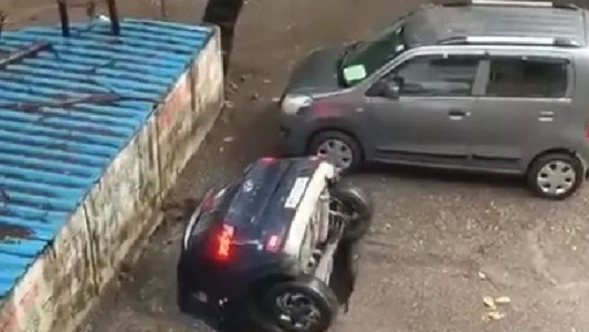 Un auto se hundió por completo en el asfalto después de intensas lluvias en la India