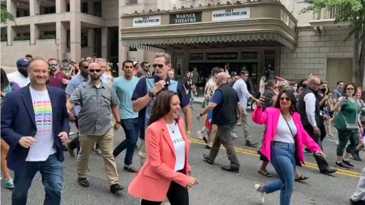 Kamala Harris marchó por el orgullo LGBTQ+