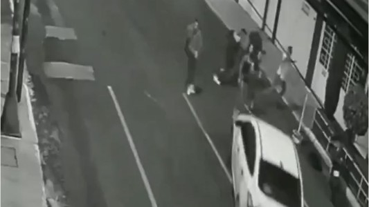 El momento en que conductor atropella intencionalmente a una joven y huye