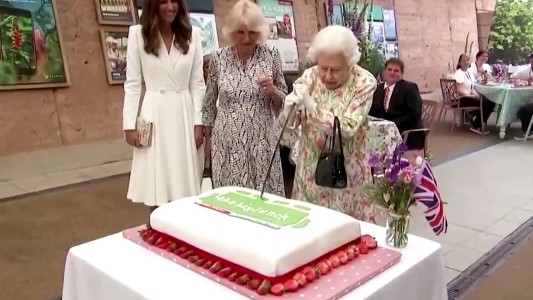 La reina Isabel II corta una torta con una espada y causa furor en las redes