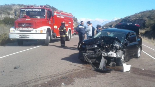 Empleado de un taller salió a pasear con el auto de un cliente y chocó: tres muertos
