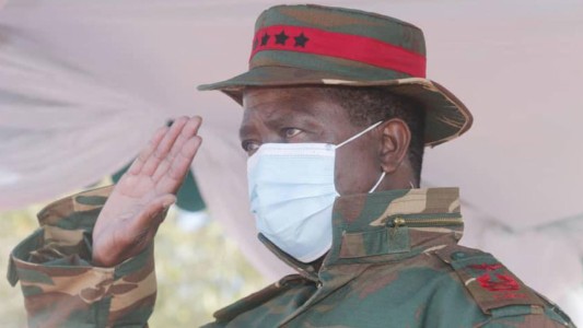 El presidente de Zambia se desmaya durante un acto militar