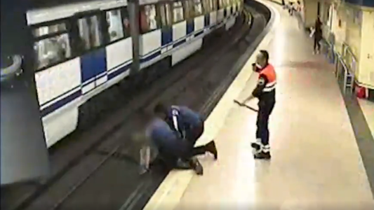 Video: la Policía evitó el suicidio de una joven en Madrid