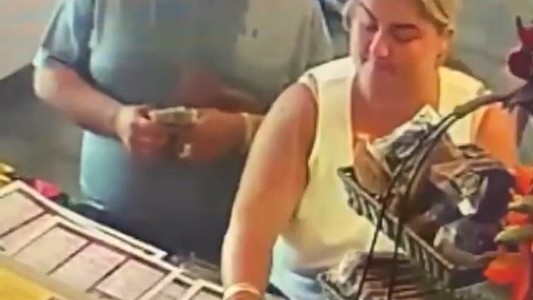 Sorprenden a una pareja robando las propinas de un bar