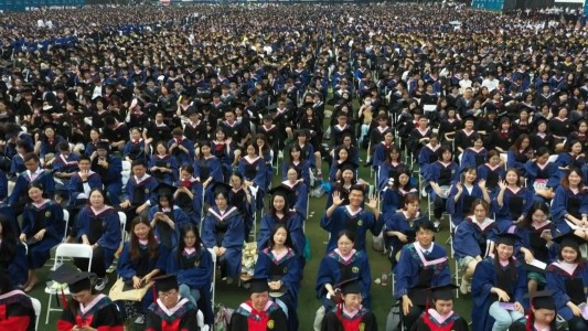 Masiva entrega de diplomas a graduados en Wuhan