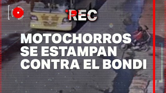 Motochorros se estrellaron contra un colectivo