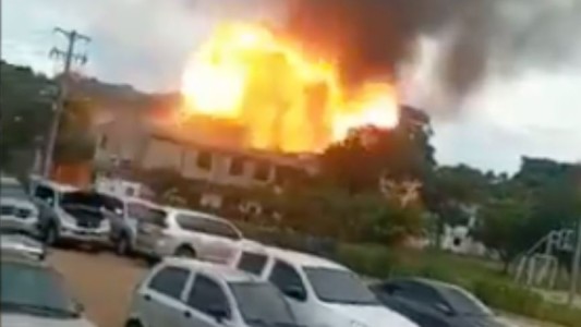 El momento en el que explotó un coche bomba en una base militar en Colombia