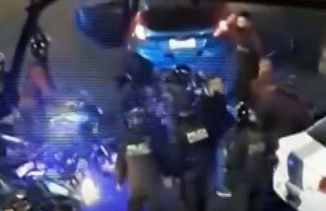 Cinco detenidos y un policía herido tras persecución y choque en Flores