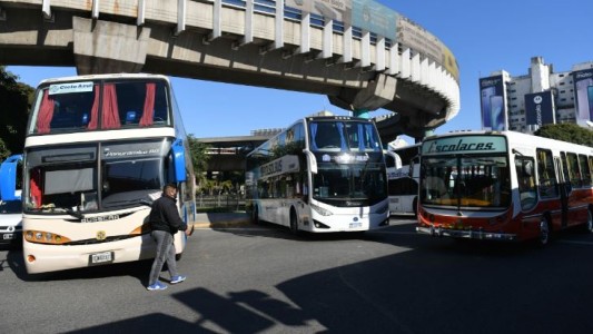 Sigue el corte con micros y la protesta de choferes en el centro porteño