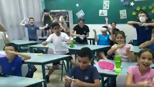 Video: La alegría de niños israelíes cuando anuncian que ya no tienen que usar tapabocas