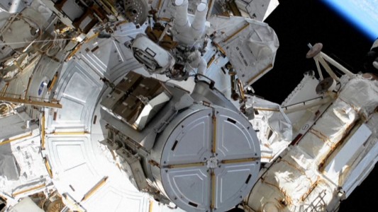 Astronautas realizaron una caminata espacial para instalar paneles solares en la Estación Internacional