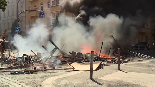 Al menos 60 policías heridos tras intentar desalojar un edificio tomado