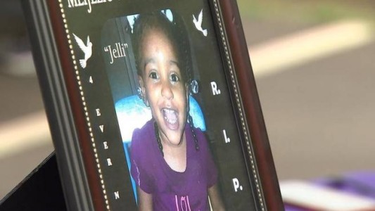 Murió una nena de 4 años por los castigos de su madre: la obligó a estar 3 días parada sin descanso