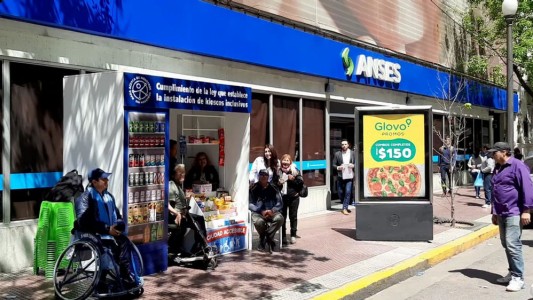Personas con discapacidad protestan en reclamo de permisos para kioscos inclusivos