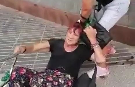 Una mujer apuñala a otra en la cola para pedir alimentos en Cáritas