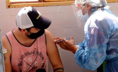 Comenzó en Salta la vacunación a mayores de 25 años sin factores de riesgo