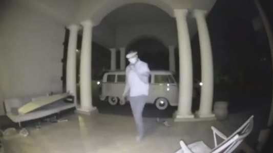 El momento en que un policía mata a un hombre que ingresó por error a un casa